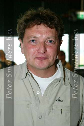Schiphol 5 mei 2003
vertrek bobo in the bush 
Menno Smier