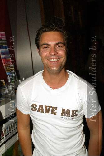 Amsterdam 23 mei 2003
save the oerang oetang in hotel arena
mike starink en