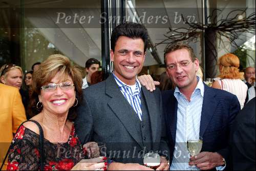 Amsterdam 27 mei 2003
haringparty in hilton amsterdam
netty v d veer sjaak v vliet (r) en vriend christine kroonenberg