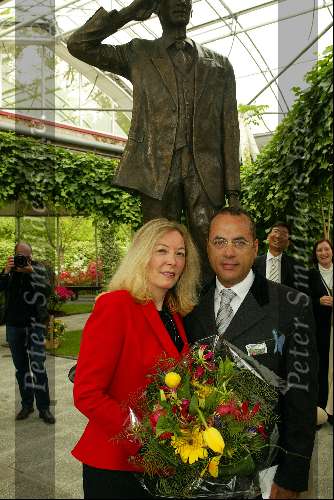 Lisse 6 mei 2003
beeld en tulp van pim fortuyn in keukenhof in lisse
oscar hammerstein met kunsternares beeld