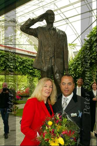 Lisse 6 mei 2003
beeld en tulp van pim fortuyn in keukenhof in lisse
oscar hammerstein met kunsternares beeld