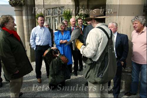 Schotland 10 mei 2003
Skibo Castle
Valkenier met zijn valk 
Paul Fagel met zijn vrouw