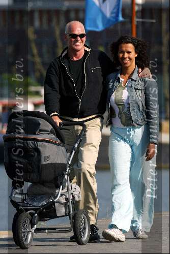 Amsterdam 7 mei 2003
Peter Faber met zijn vrouw en zoontje achter de kinderwagen