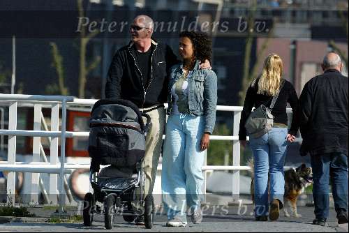 Amsterdam 7 mei 2003
Peter Faber met zijn vrouw en zoontje achter de kinderwagen