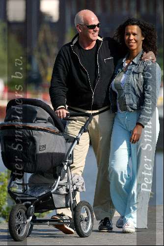 Amsterdam 7 mei 2003
Peter Faber met zijn vrouw en zoontje achter de kinderwagen