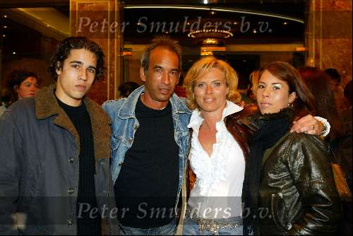 Amsterdam 6 mei 2003
Premiere O what a night in carre
dominique v Vliet met pim vosmaer en kinderen