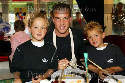 Laren 21 mei 2003
borden beschilderen voor het goede doel in het restaurant van Rene Froger
rafael v d vaart met kinderen rene froger