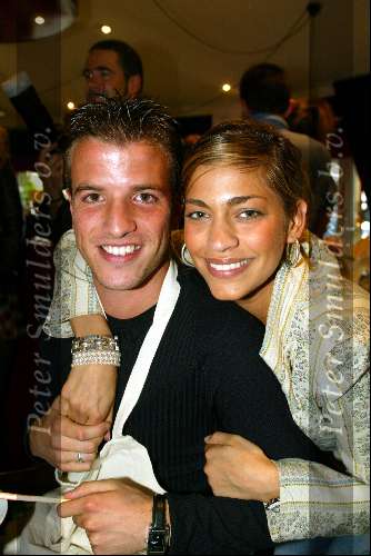 Laren 21 mei 2003
borden beschilderen voor het goede doel in het restaurant van Rene Froger
touriya en rafael v d vaart