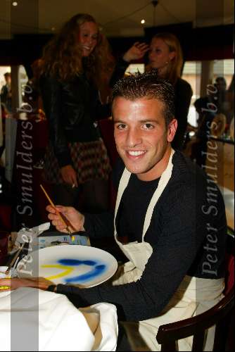 Laren 21 mei 2003
borden beschilderen voor het goede doel in het restaurant van Rene Froger
rafael v d vaart