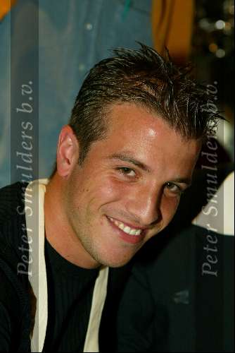 Laren 21 mei 2003
borden beschilderen voor het goede doel in het restaurant van Rene Froger
rafael   vd vaart

v