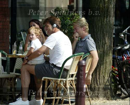 Amsterdam 30 mei 2003
Reinout Oerlemans op terras met Tijmen Daniele antonie kamerling en isa hoes