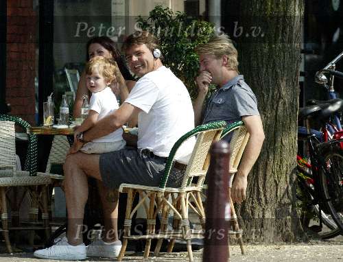 Amsterdam 30 mei 2003
Reinout Oerlemans op terras met Tijmen Daniele antonie kamerling en isa hoes