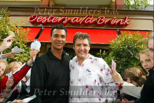 Laren 21 mei 2003
borden beschilderen voor het goede doel in het restaurant van Rene Froger
rene froger en ruud gullit