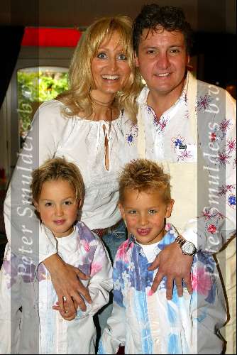 Laren 21 mei 2003
borden beschilderen voor het goede doel in het restaurant van Rene Froger
Natasja Froger
