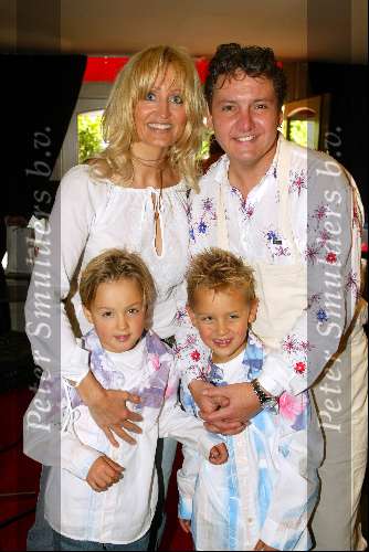 Laren 21 mei 2003
borden beschilderen voor het goede doel in het restaurant van Rene Froger
Natasja Froger