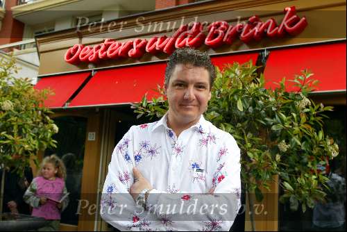 Laren 21 mei 2003
borden beschilderen voor het goede doel in het restaurant rene froger