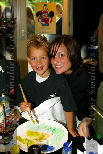 Laren 21 mei 2003
borden beschilderen voor het goede doel in het restaurant van Rene Froger
marieke v ginneken met zoon rene froger