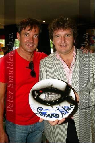 Laren 21 mei 2003
borden beschilderen voor het goede doel in het restaurant van Rene Froger
richard hekkert