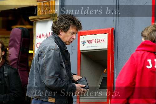 Amsterdam 23 mei 2003
robert ten brink bij pin automaat