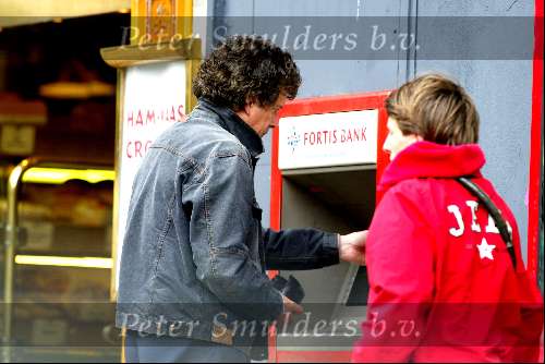 Amsterdam 23 mei 2003
robert ten brink bij pin automaat