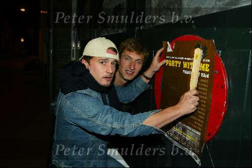 Amsterdam 10 april 2003
robin rienstra  posters plakken voor behoud  oerang oetan