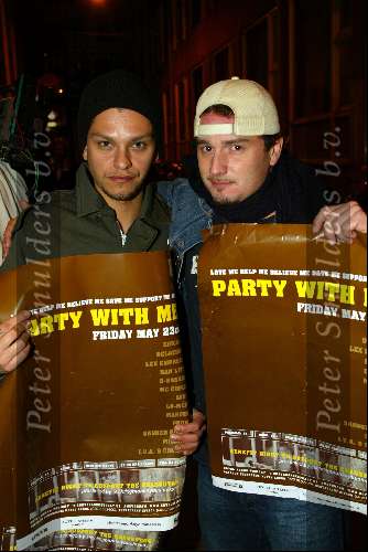 Amsterdam 10 april 2003
robin rienstra  posters plakken voor behoud  oerang oetan