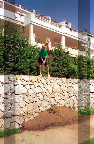 1993
Ronald Koeman golfend op La Quinta Golfbaan in Marbella
Zijn bal spelend vanaf een muur