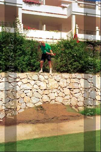 1993
Ronald Koeman golfend op La Quinta Golfbaan in Marbella
Zijn bal spelend vanaf een muur