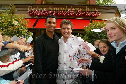 Laren 21 mei 2003
borden beschilderen voor het goede doel in het restaurant van Rene Froger
rene froger en ruud gullit