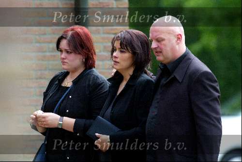 Oldenzaal 28 mei 2003
begrafenis Hermien Timmerman
sandra timmerman met man