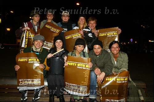 Amsterdam 10 april 2003
georgina verbaan aukje van ginneken sebastiaan la brie robin rienstra anouk v Nes Daniel Rivas posters plakken voor behoud  oerang oetan