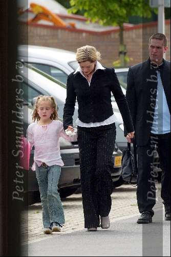 Oldenzaal 28 mei 2003
begrafenis Hermien Timmerman
sheila timmerman met dochteren man