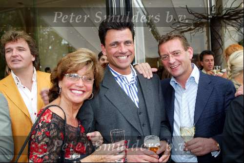 Amsterdam 27 mei 2003
haringparty in hilton amsterdam
netty v d veer sjaak v vliet (r) en vriend christine kroonenberg