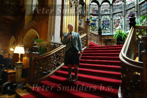 Schotland 10 mei 2003
Skibo Castle, op dit kasteen zijn o.a. Madonna en Paul Mc Cartney getrouwd
Met man in kilt  Hal