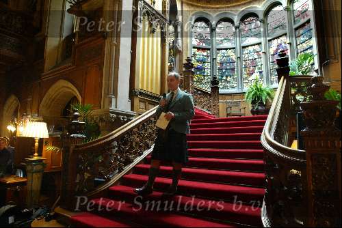 Schotland 10 mei 2003
Skibo Castle, op dit kasteen zijn o.a. Madonna en Paul Mc Cartney getrouwd
Hal met man in kilt