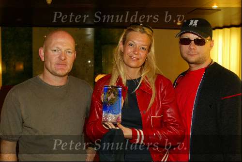 Schiphol 25 mei 2003
esther hart komt terug van het songfestival in riga
esther met tjeerd v zaanen en alan michael