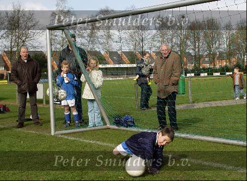 Tom v Tuijl als keeper voor WVVZ met het penalty schieten
April 2003