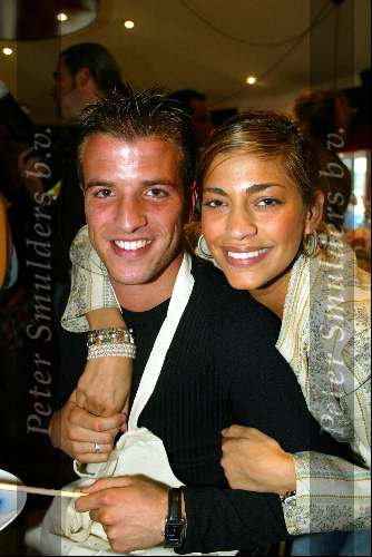 Laren 21 mei 2003
borden beschilderen voor het goede doel in het restaurant van Rene Froger
touriya en rafael v d vaart