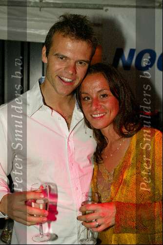 Amsterdam 30 mei 2003
feestje radio noodzee
trijntje oosterhuis met man 1 jaar getrouwd
Met een glaasje champagne