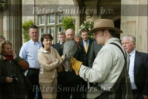 Schotland 10 mei 2003
Skibo Castle
Valkenier met zijn valk 
Paul Fagel met vrouw
Louis van Gaal met Truus v Gaal