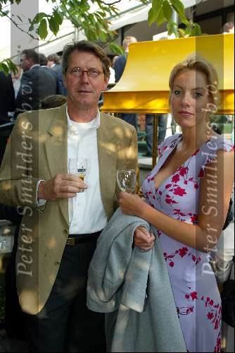 Amsterdam 27 mei 2003
haringparty in hilton amsterdam
ursul de geer met een glaasje bier  en barbelijn bertram met een glaasje wijn