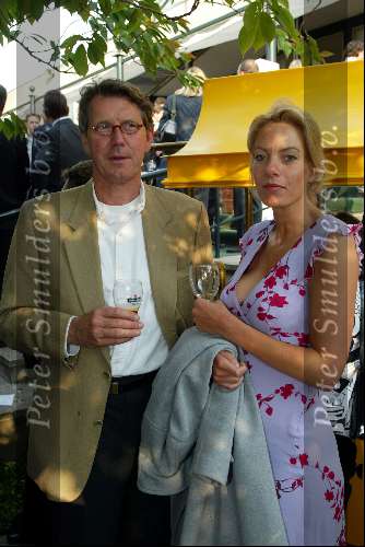 Amsterdam 27 mei 2003
haringparty in hilton amsterdam
ursul de geer met een glaasje bier en barbelijn bertram