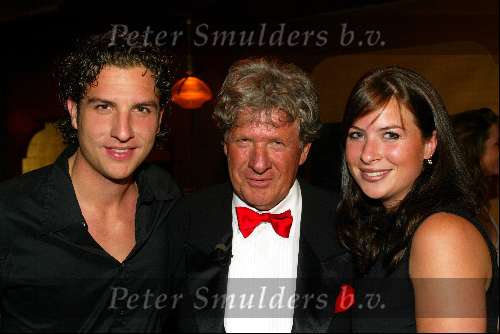 Amsterdam 15 mei 2003
premiere the matrix in tuschinski
willibrord frequin met zijn zoon lowie en zijn dochter barbara