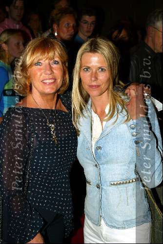 Rotterdam 8 mei 2003

Premiere Onze Jeugd met katja schuurman johnny de mol jr en teun Kuilboer in oude luxor theater
willeke alberti met danielle van t schip

Peter Smulders bv