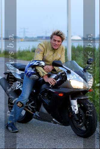 Amsterdam 30 mei 2003
winston post op zijn race motor