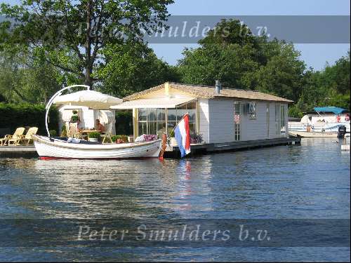 Woonboot en sloep in vinkeveen bij de vinkeveense plassen 2003