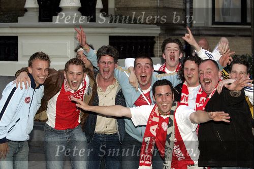 Amsterdam 9 mei 2004
Ajax fans na kampioenschap bij amstel hotel