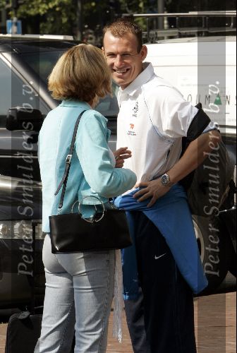 Amsterdam 8 juni 2004
Arjen Robben   met zijn vriendin bij vertrek Nederlands 11 naar Portugal.
Peter Smulders bv