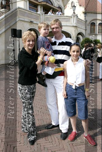 Kaatsheuvel 16 mei 2004
Berdien Stenberg  met gezin