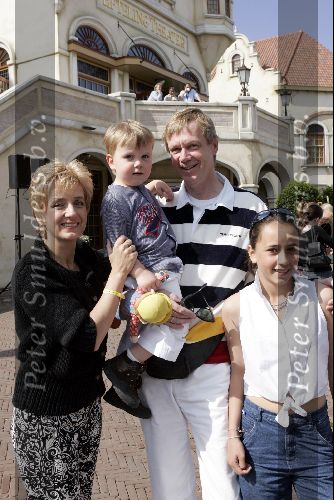Kaatsheuvel 16 mei 2004
Berdien Stenberg  met gezin